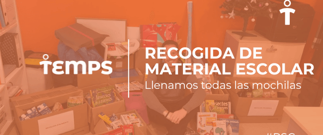 Persona rodeada de cajas con material escolar lista para donar, en un espacio decorado naranja con el texto Recogida de material escolar.