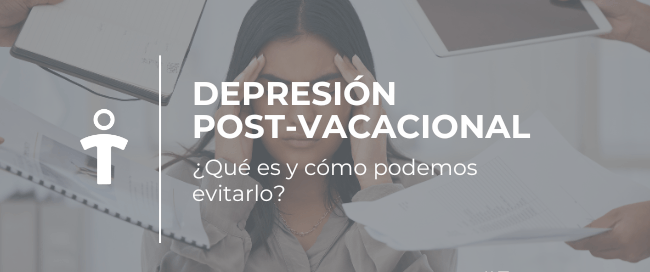 Mujer estresada en una oficina, rodeada de papeles y una laptop, con el texto 'Depresión post-vacacional' y la pregunta '¿Qué es y cómo podemos evitarlo?'.