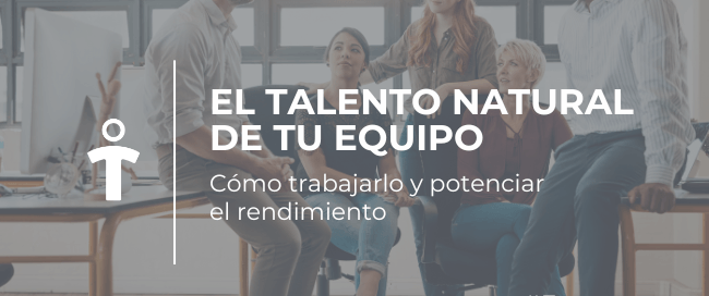 Equipo diverso de trabajo en una oficina luminosa discutiendo ideas, sobrepone el lema 'El talento natural de tu equipo'