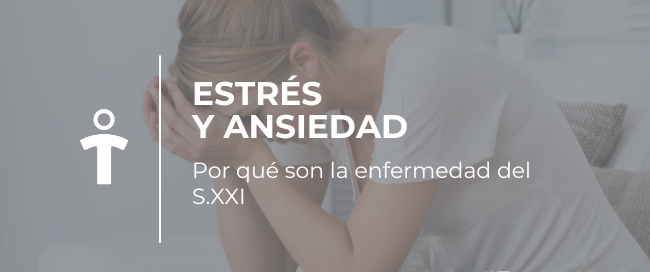 Woman sits on a couch with her head in her hands, overlay text reads 'ESTRÉS Y ANSIEDAD' about stress and anxiety (informational image).