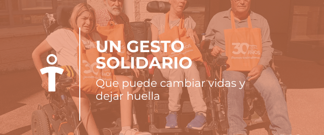Group of four seniors in wheelchairs wearing orange vests outside a building; overlay text reads 'UN GESTO SOLIDARIO' and 'Que puede cambiar vidas y dejar huella' with #RSC.