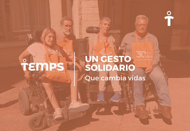 Grupo de personas en sillas de ruedas y voluntarios con mandiles naranjas posando para una campaña solidaria, con el texto 'Un gesto solidario que cambia vidas'