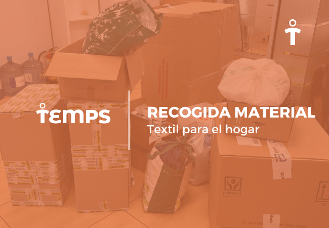 Pilas de cajas y bolsas de textiles en una habitación, preparadas para la recogida de material textil para el hogar.