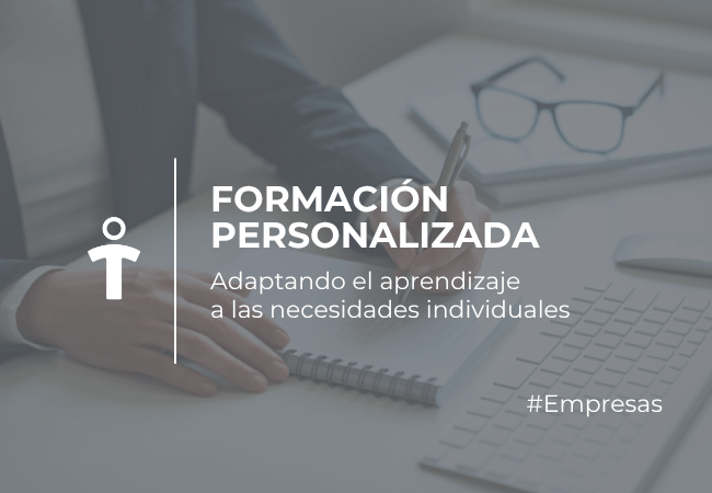 EMPRESAS Banner con texto: Formación Personalizada — Adaptando el aprendizaje a las necesidades individuales; #Empresas, persona escribiendo en un cuaderno junto a una laptop y gafas.