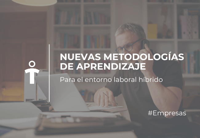 EMPRESAS Profesional sentado en una oficina, hablando por teléfono junto a una laptop, con texto promocional sobre nuevas metodologías de aprendizaje en entornos híbridos de trabajo.