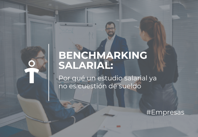 EMPRESAS Presentación sobre benchmarking salarial en una sala de reuniones; un hombre apunta a una pizarra mientras dos colegas observan.