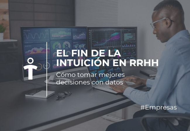 Profesional frente a tres monitores con gráficos; texto: 'El fin de la intuición en RRHH' y subtítulo sobre decisiones con datos.